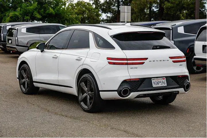 $39991 : Genesis GV70 2023 AWD 2.5T S image 2