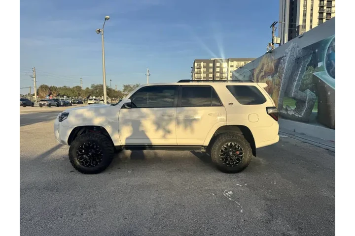 $30699 : 2019 4Runner SR5 Premium image 8