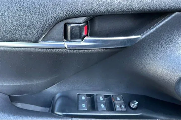 $20042 : Toyota Camry 2020 SE 4dr Sed image 6