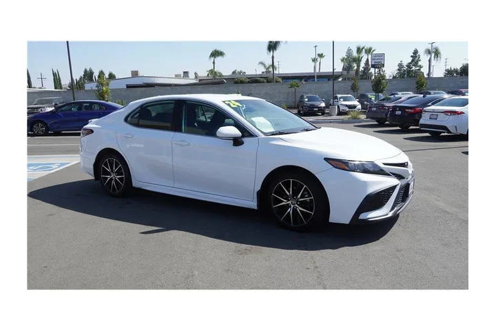 $27984 : 2024 Camry SE Sedan 4D image 3