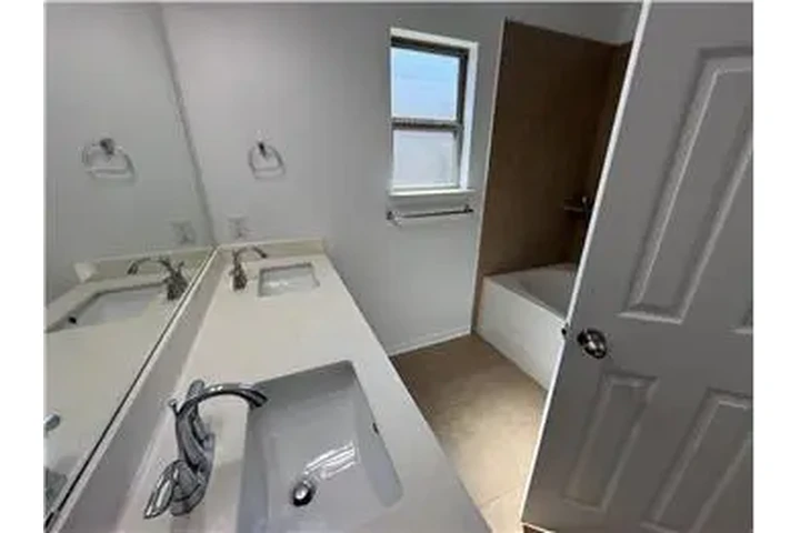 $1700 : Rental property with 3 bedro image 3