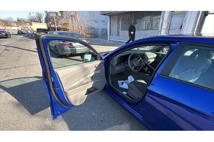 $19983 : Hyundai ELANTRA Hybrid 2023 image 9