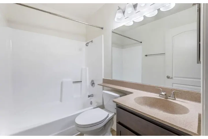 $2495 : 3 Bedroom Apt in koreatown LA image 9