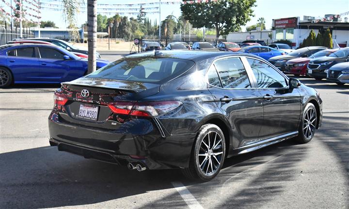 $26988 : Camry SE Sedan 4D image 8