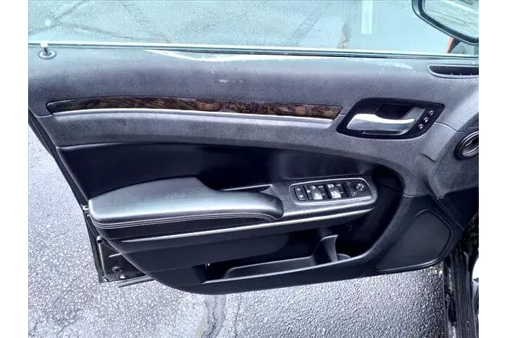 $15995 : 2017 300 C RWD image 9