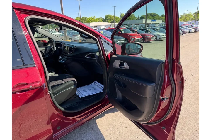 2018 Pacifica S image 6