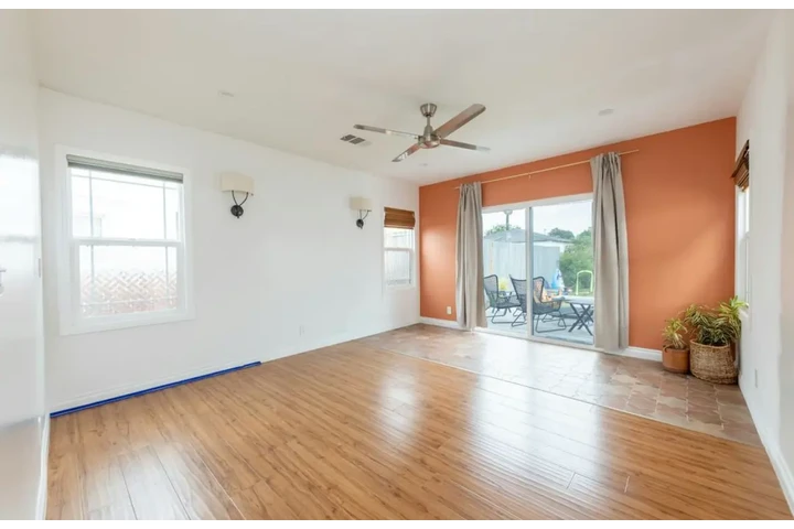 $2400 : 3 Bed 2 Bath House in Gardena image 6