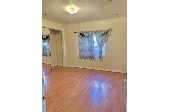 $999 : Cuarto con Bano image 1
