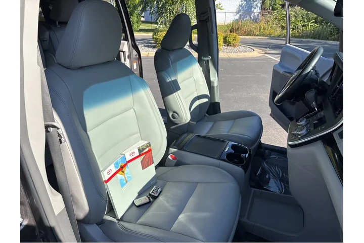 $15695 : 2015 Sienna XLE image 5