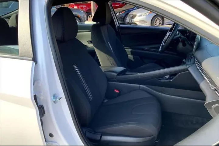 $24597 : Hyundai ELANTRA Hybrid 2025 image 9