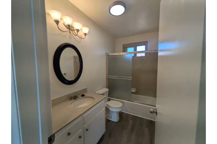 $1899 : 2Bed 1Bath Apt Los Angeles image 8
