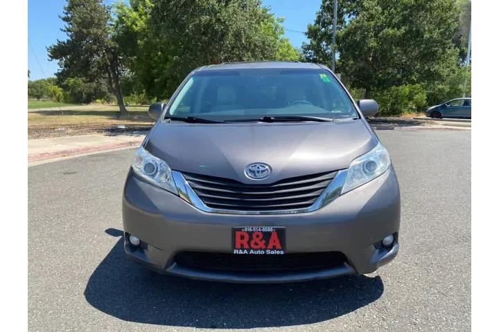 $13495 : 2011 Sienna Limited 7-Passeng image 3