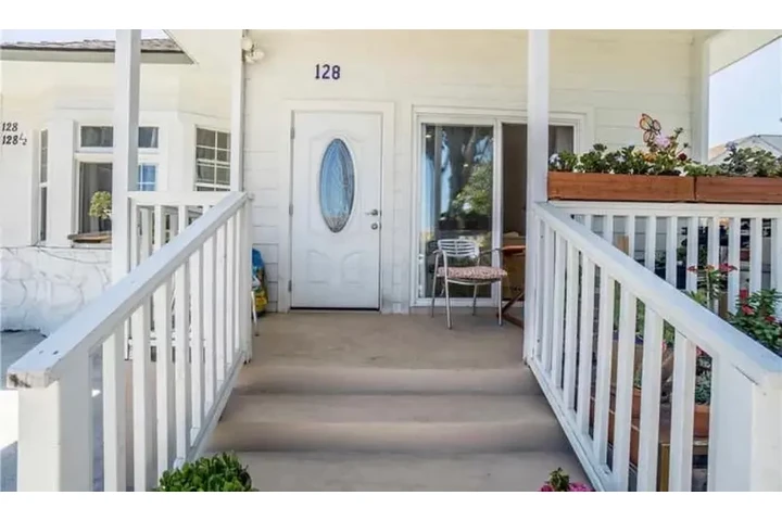 $2350 : 3 Bedroom House in Koreatown image 3
