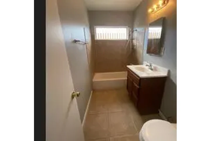 $1795 : HAWTHORNE Y INGLEWOOD A image 5