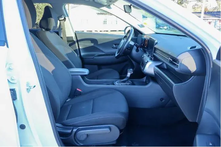 $20477 : Hyundai KONA 2024 SEL 4dr Cr image 8