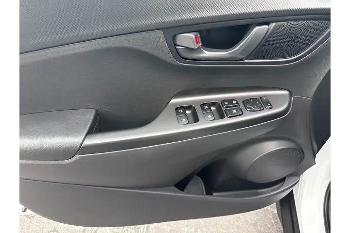 $20806 : Hyundai KONA 2023 SEL 4dr Cr image 9