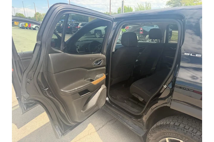 2021 GMC Acadia AWD 4dr SLE image 9