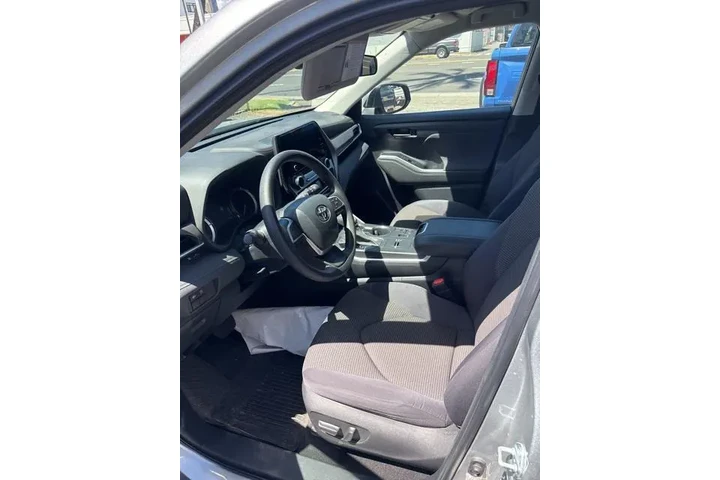 $37816 : Toyota Highlander 2023 L 4dr image 8