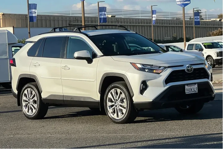$27000 : Toyota RAV4 2023 XLE Premium image 9