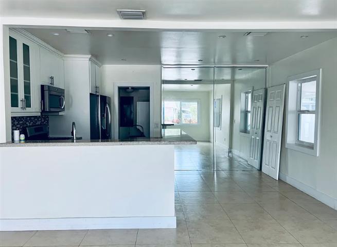 $2350 : Nice 3 bedroom house in Miami image 3