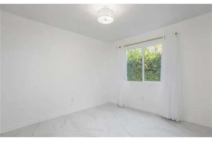 $2490 : 3 Bedroom Home Available in LA image 6