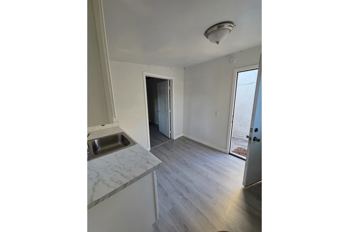 $1700 : Se renta Casita image 3