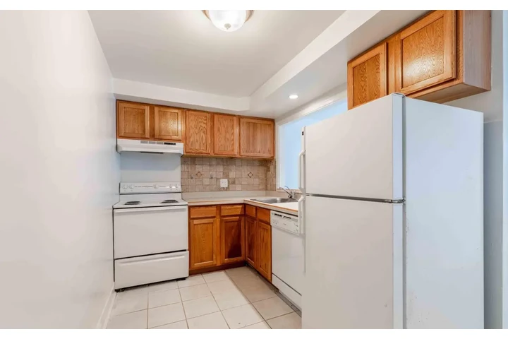 $1100 : Buena Park cama de buen tamaño image 6