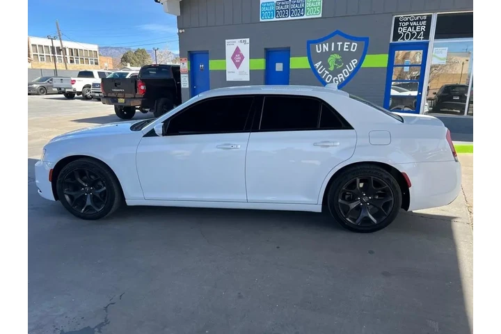 2021 300 S V6 RWD image 8