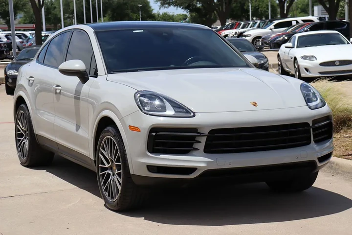 $52995 : 2022 Cayenne Platinum Edition image 3