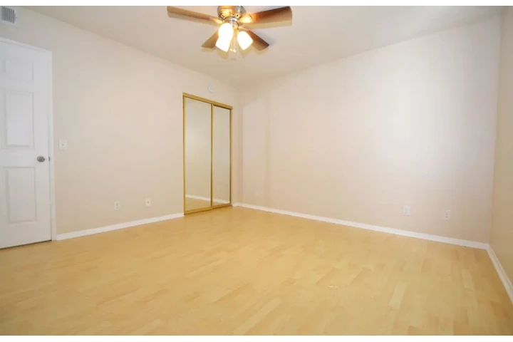 $1400 : 1Bed 1Bath & Studio Apt in, LA image 5