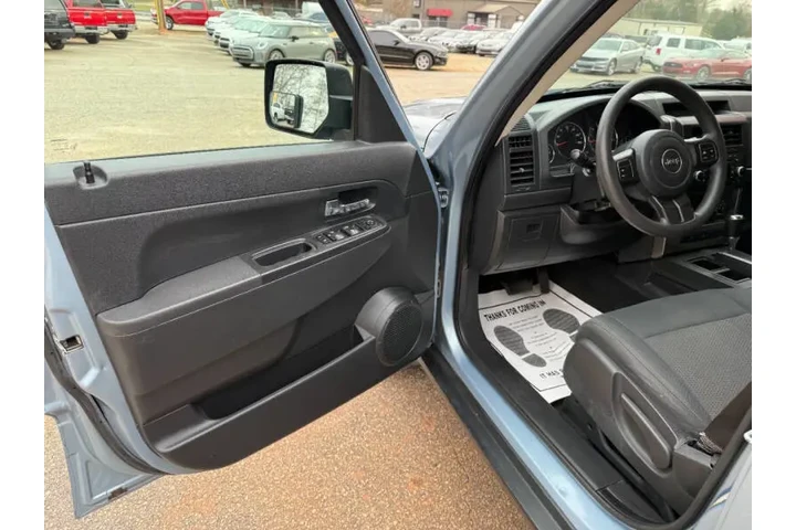 $7999 : 2012 Liberty Sport image 10