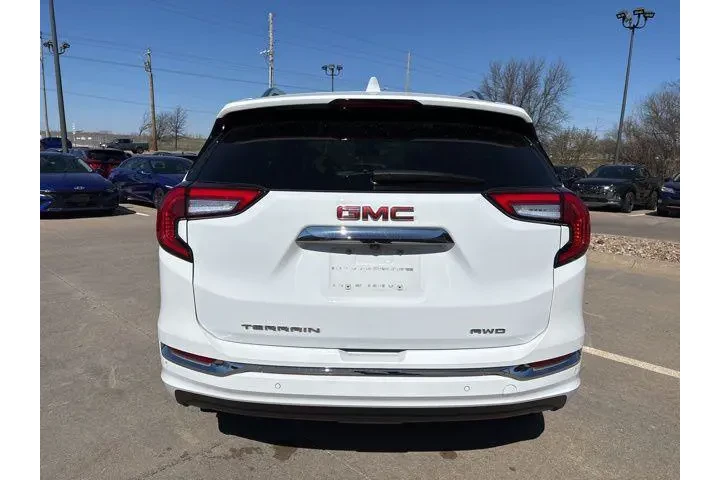$28998 : GMC Terrain 2022 AWD Denali image 5