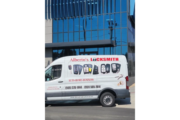 Alberto's Locksmith/Cerrajero image 1