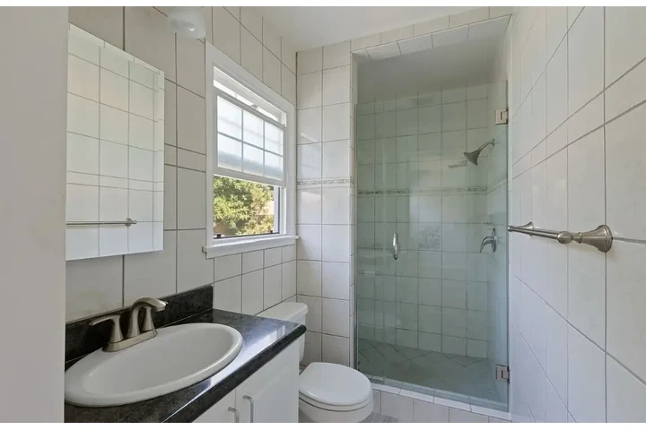 $4000 : 3 bedroom house available image 3