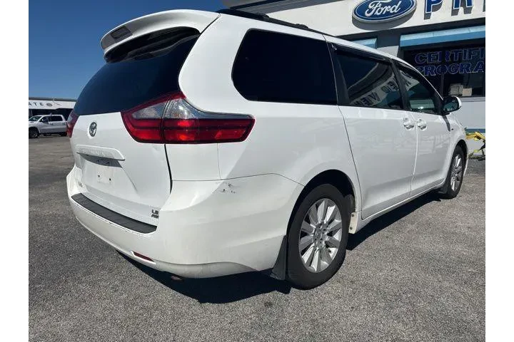 $9999 : Toyota Sienna 2016 AWD LE 7- image 2