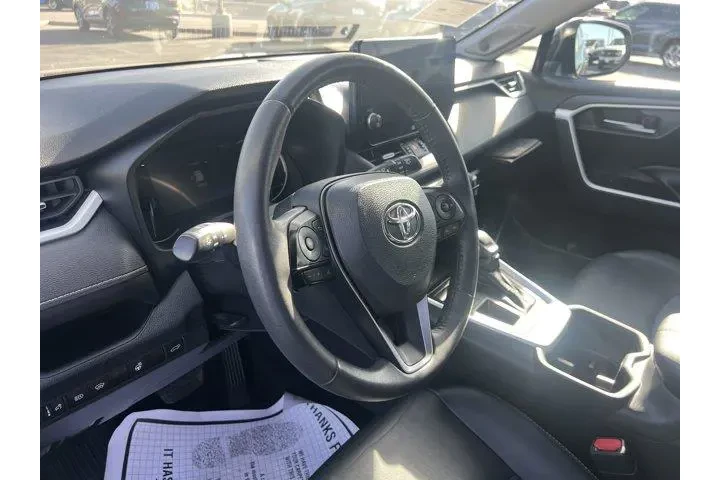 $30735 : Toyota RAV4 2023 XLE Premium image 8