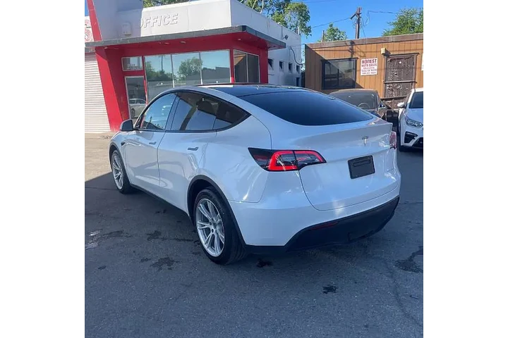 $28995 : Tesla Model Y 2021 AWD Long image 2