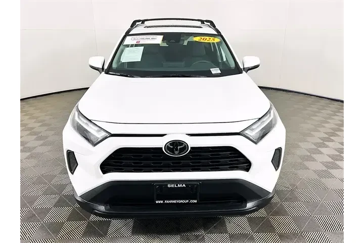 $39900 : Toyota RAV4 2025 AWD XLE 4dr image 2