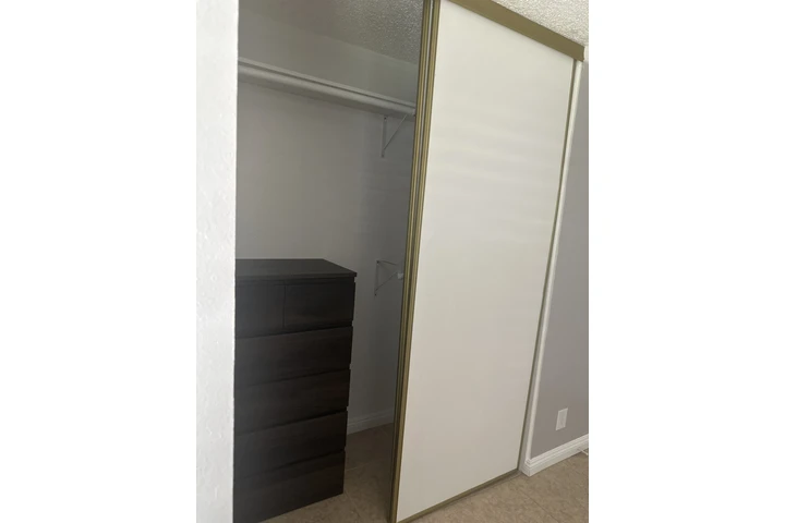 $850 : RECÁMARA DE RENTA PARA MUJER image 3