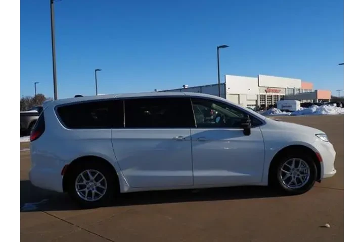 $31520 : Chrysler Pacifica 2024 Touri image 4