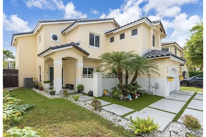 $2560 : HOUSE AVAILABLE IN MIAMI FL image 7