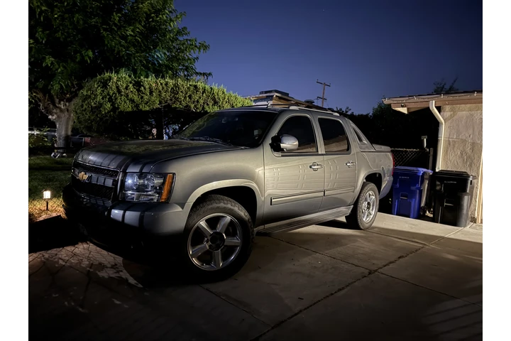 $6000 : 2011 Chevy avalanche image 2