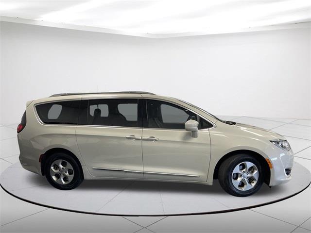 $13113 : Pre-Owned 2017 Pacifica Touri image 2