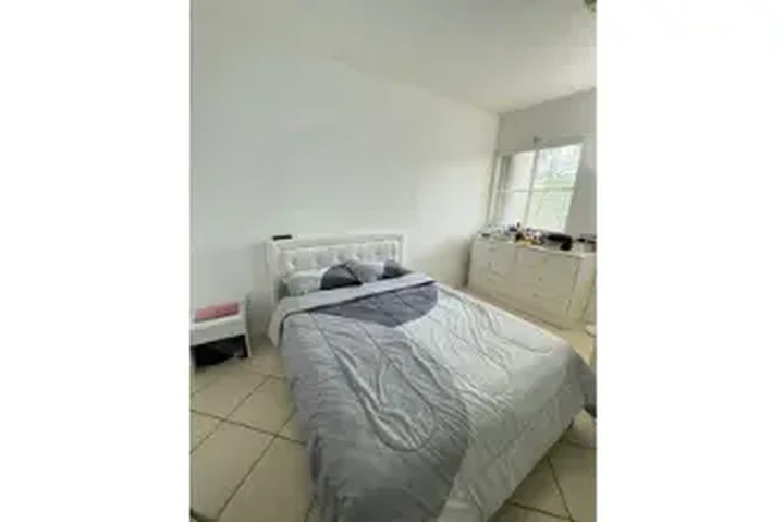 $1100 : RENTA HABITACION DORAL (DAMA) image 3