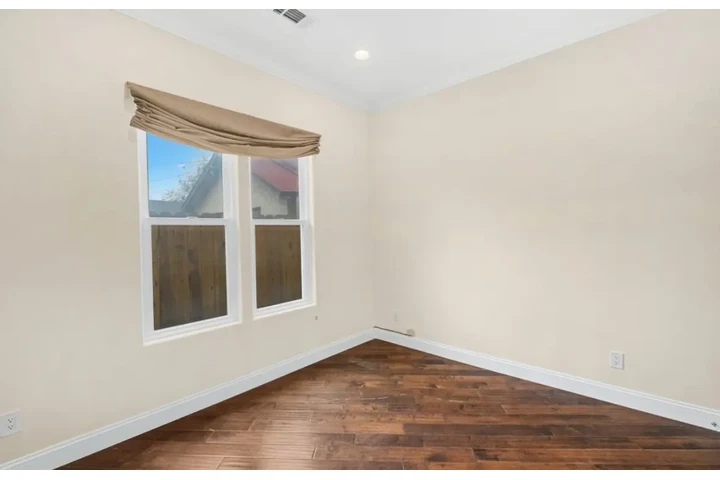 $2550 : 3Bed Home in Huntington Park image 7