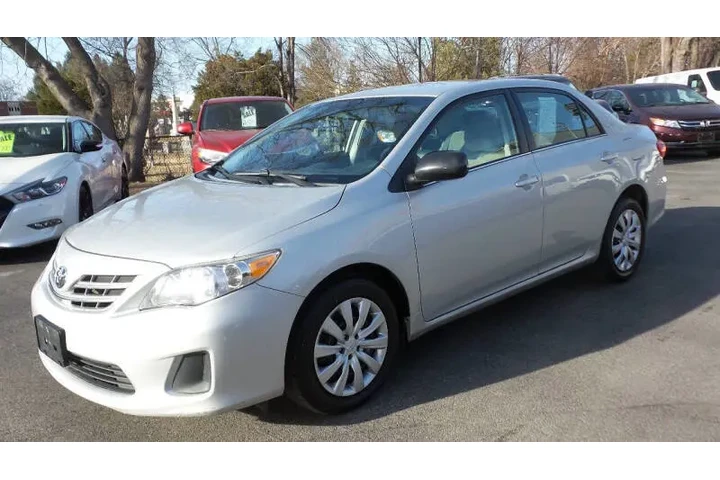 $8900 : 2013 Corolla LE image 2