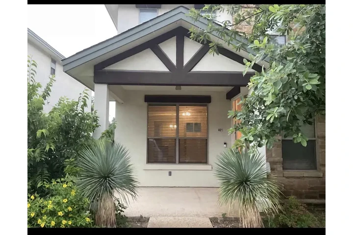 $1050 : 3Bed/2bath image 2