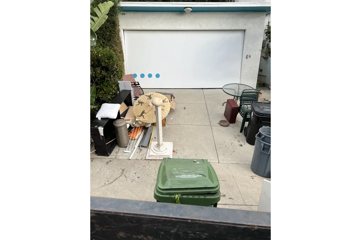 Ez clutter junk removal image 1