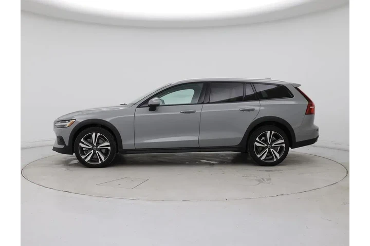 $38998 : Volvo V60 Cross Country 2025 image 3