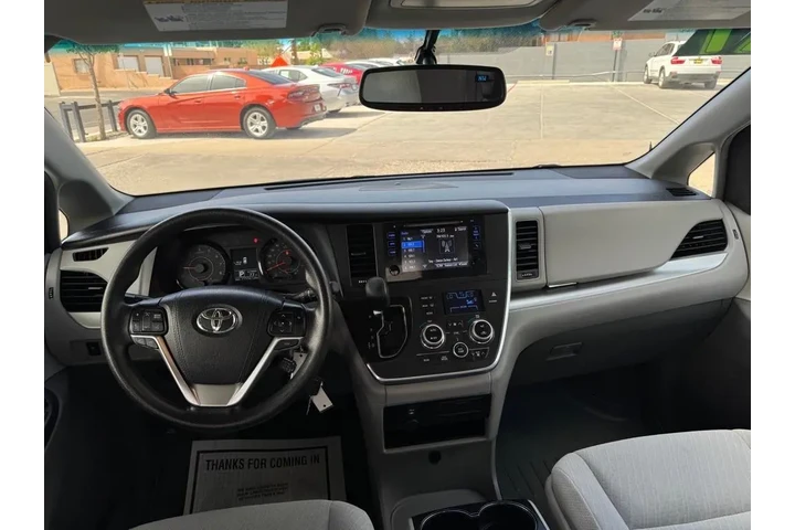 2017 Sienna LE 8-Passenger image 9